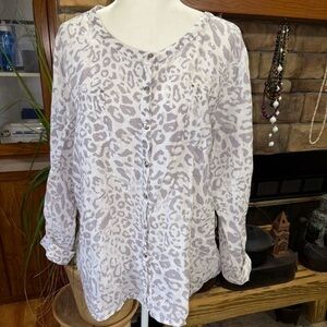 JM COLLECTION SIZE 18 WHITE AND GRAY ANIMAL PRINT TOP WITH POCKETS